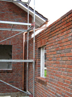 Fallrohr des Pultdaches an der Einfahrt