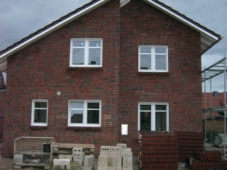 Fenster des strassenseitigen Giebels